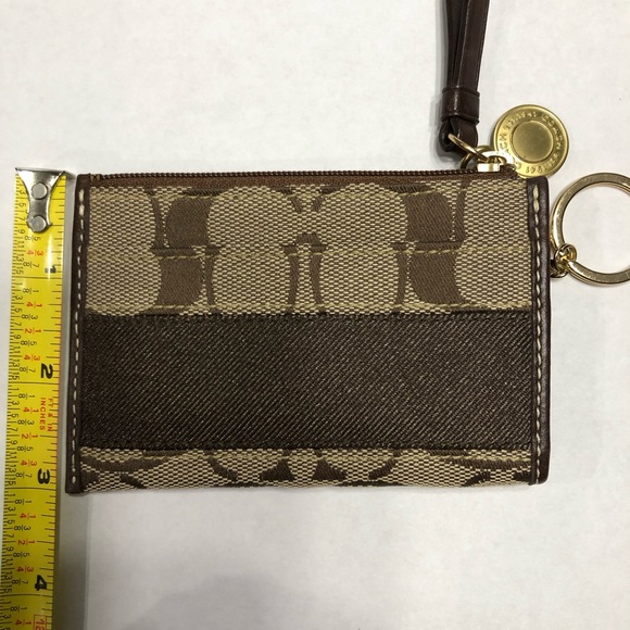 COACH zip change purse ,key ring & credit card 
 EXCELLENT CONDITION VERY CLEAN! - Picture 6 of 8